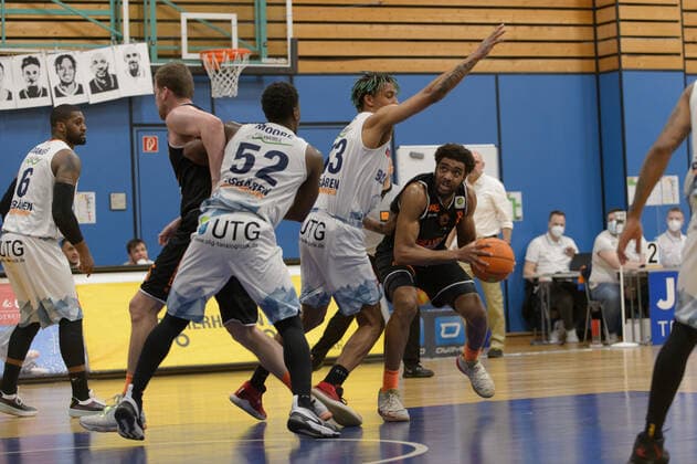 Armani T™Bori MOORE (52 Eisbaeren Bremerhaven), Trey (Curtis Lee) DAVIS (57 Eisbaeren Bremerhaven), Courtney Jahlil STOCKARD (0 wiha Panthers Schwenningen) ; Eisbären Bremerhaven vs wiha Panthers Schwenningen, Basketball, 2. Bundesliga ProA, 26.04.2021, 3. Spieltag der Playoffs, Saison 2020 2021 ; Copyright: xErikxHillmer EIBNERx EP_ehr Eisbären Bremerhaven vs wiha Panthers Schwenningen, Basketball, 2. Bundesliga ProA, 26.04.2021, 3. Spieltag der Playoffs, Saison 2020 2021 Bremerhaven Copyright: xErikxHillmer EIBNERx EP_ehr