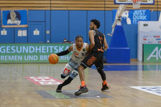 Trey (Curtis Lee) DAVIS (57 Eisbaeren Bremerhaven), Nate BRITT (1 wiha Panthers Schwenningen) ; Eisbären Bremerhaven vs wiha Panthers Schwenningen, Basketball, 2. Bundesliga ProA, 26.04.2021, 3. Spieltag der Playoffs, Saison 2020 2021 ; Copyright: xErikxHillmer EIBNERx EP_ehr Eisbären Bremerhaven vs wiha Panthers Schwenningen, Basketball, 2. Bundesliga ProA, 26.04.2021, 3. Spieltag der Playoffs, Saison 2020 2021 Bremerhaven Copyright: xErikxHillmer EIBNERx EP_ehr