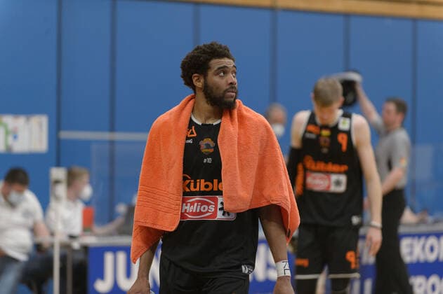 Courtney Jahlil STOCKARD (0 wiha Panthers Schwenningen) verlässt nach der Niederlage enttäuscht das Feld, im Hintergrund Jonas NIEDERMANNER (9 wiha Panthers Schwenningen) ; Eisbären Bremerhaven vs wiha Panthers Schwenningen, Basketball, 2. Bundesliga ProA, 26.04.2021, 3. Spieltag der Playoffs, Saison 2020 2021 ; Copyright: xErikxHillmer EIBNERx EP_ehr Eisbären Bremerhaven vs wiha Panthers Schwenningen, Basketball, 2. Bundesliga ProA, 26.04.2021, 3. Spieltag der Playoffs, Saison 2020 2021 Bremerhaven Copyright: xErikxHillmer EIBNERx EP_ehr