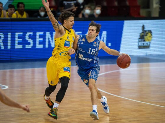 Nico Santana Mojica (MHP Riesen Ludwigsburg, 17), Joe Rahon (Fraport Skyliners, 18), MHP Riesen Ludwigsburg vs. FRAPORT SKYLINERS, Basketball, Bundesliga, easycredit BBL, 27.04.2021, MHP Riesen Ludwigsburg vs. FRAPORT SKYLINERS, Basketball, Bundesliga, easycredit BBL, 27.04.2021 Ludwigsburg Copyright: xEibner-Pressefoto SaschaxWaltherx EP_swa
