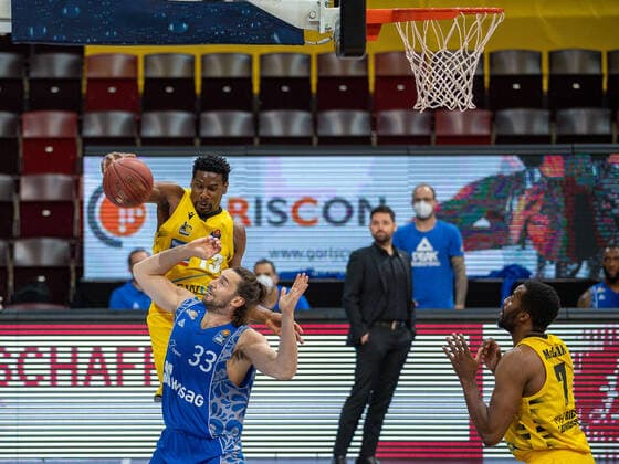 Yorman Polas Bartolo (MHP Riesen Ludwigsburg, 13), Marco Voeller (Fraport Skyliners, 33), Jamel McLean (MHP Riesen Ludwigsburg, 07), MHP Riesen Ludwigsburg vs. FRAPORT SKYLINERS, Basketball, Bundesliga, easycredit BBL, 27.04.2021, MHP Riesen Ludwigsburg vs. FRAPORT SKYLINERS, Basketball, Bundesliga, easycredit BBL, 27.04.2021 Ludwigsburg Copyright: xEibner-Pressefoto SaschaxWaltherx EP_swa