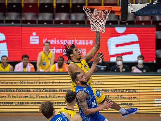 Desi Rodiguez (MHP Riesen Ludwigsburg, 20), Rasheed Moore (Fraport Skyliners, 20), MHP Riesen Ludwigsburg vs. FRAPORT SKYLINERS, Basketball, Bundesliga, easycredit BBL, 27.04.2021, MHP Riesen Ludwigsburg vs. FRAPORT SKYLINERS, Basketball, Bundesliga, easycredit BBL, 27.04.2021 Ludwigsburg Copyright: xEibner-Pressefoto SaschaxWaltherx EP_swa