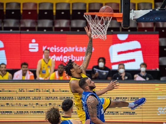 Sport Bilder des Tages Desi Rodiguez (MHP Riesen Ludwigsburg, 20), Rasheed Moore (Fraport Skyliners, 20), MHP Riesen Ludwigsburg vs. FRAPORT SKYLINERS, Basketball, Bundesliga, easycredit BBL, 27.04.2021, MHP Riesen Ludwigsburg vs. FRAPORT SKYLINERS, Basketball, Bundesliga, easycredit BBL, 27.04.2021 Ludwigsburg Copyright: xEibner-Pressefoto SaschaxWaltherx EP_swa