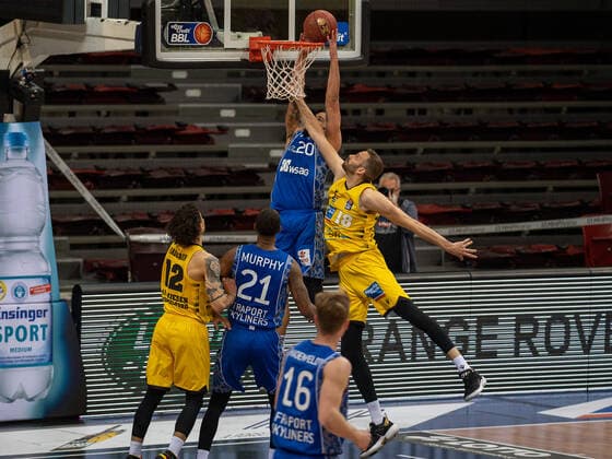Rasheed Moore (Fraport Skyliners, 20), Jonas Wahlfarth-Bottermann (MHP Riesen Ludwigsburg, 18), MHP Riesen Ludwigsburg vs. FRAPORT SKYLINERS, Basketball, Bundesliga, easycredit BBL, 27.04.2021, MHP Riesen Ludwigsburg vs. FRAPORT SKYLINERS, Basketball, Bundesliga, easycredit BBL, 27.04.2021 Ludwigsburg Copyright: xEibner-Pressefoto SaschaxWaltherx EP_swa