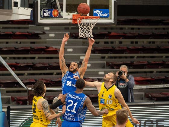 Rasheed Moore (Fraport Skyliners, 20), Jonas Wahlfarth-Bottermann (MHP Riesen Ludwigsburg, 18), MHP Riesen Ludwigsburg vs. FRAPORT SKYLINERS, Basketball, Bundesliga, easycredit BBL, 27.04.2021, MHP Riesen Ludwigsburg vs. FRAPORT SKYLINERS, Basketball, Bundesliga, easycredit BBL, 27.04.2021 Ludwigsburg Copyright: xEibner-Pressefoto SaschaxWaltherx EP_swa