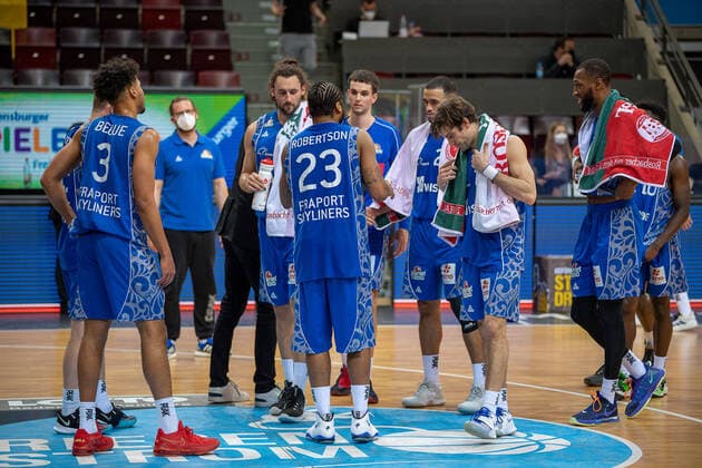 Die Frankfurter enttaeuscht, Quantez Robertson (Fraport Skyliners, 23), Maximilian Begue (Fraport Skyliners, 03), Alvin Onyia (Fraport Skyliners, 10), MHP Riesen Ludwigsburg vs. FRAPORT SKYLINERS, Basketball, Bundesliga, easycredit BBL, 27.04.2021, MHP Riesen Ludwigsburg vs. FRAPORT SKYLINERS, Basketball, Bundesliga, easycredit BBL, 27.04.2021 Ludwigsburg Copyright: xEibner-Pressefoto SaschaxWaltherx EP_swa