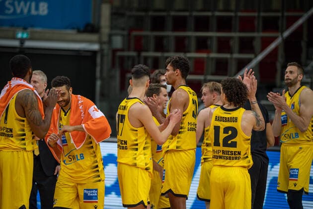 Freude bei den Ludwigsburgern, Jonah Radebaugh (MHP Riesen Ludwigsburg, 12), Nico Santana Mojica (MHP Riesen Ludwigsburg, 17), John Patrick (MHP Riesen Ludwigsburg, Head Coach), Jordan Hulls (MHP Riesen Ludwigsburg, 01), Oscar DA Silva (MHP Riesen Ludwigsburg, 30), MHP Riesen Ludwigsburg vs. FRAPORT SKYLINERS, Basketball, Bundesliga, easycredit BBL, 27.04.2021, MHP Riesen Ludwigsburg vs. FRAPORT SKYLINERS, Basketball, Bundesliga, easycredit BBL, 27.04.2021 Ludwigsburg Copyright: xEibner-Pressefoto SaschaxWaltherx EP_swa
