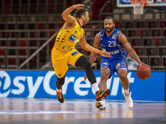 Andrew Warren (MHP Riesen Ludwigsburg, 24), Quantez Robertson (Fraport Skyliners, 23), MHP Riesen Ludwigsburg vs. FRAPORT SKYLINERS, Basketball, Bundesliga, easycredit BBL, 27.04.2021, MHP Riesen Ludwigsburg vs. FRAPORT SKYLINERS, Basketball, Bundesliga, easycredit BBL, 27.04.2021 Ludwigsburg Copyright: xEibner-Pressefoto SaschaxWaltherx EP_swa