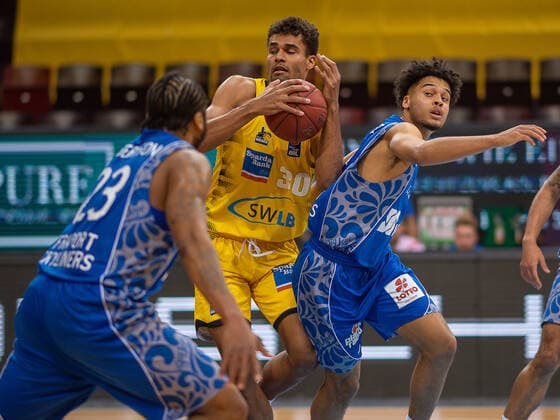 Quantez Robertson (Fraport Skyliners, 23), Oscar DA Silva (MHP Riesen Ludwigsburg, 30), Maximilian Begue (Fraport Skyliners, 03), MHP Riesen Ludwigsburg vs. FRAPORT SKYLINERS, Basketball, Bundesliga, easycredit BBL, 27.04.2021, MHP Riesen Ludwigsburg vs. FRAPORT SKYLINERS, Basketball, Bundesliga, easycredit BBL, 27.04.2021 Ludwigsburg Copyright: xEibner-Pressefoto SaschaxWaltherx EP_swa