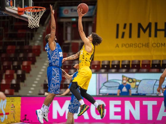 Quantez Robertson (Fraport Skyliners, 23), Jonah Radebaugh (MHP Riesen Ludwigsburg, 12), MHP Riesen Ludwigsburg vs. FRAPORT SKYLINERS, Basketball, Bundesliga, easycredit BBL, 27.04.2021, MHP Riesen Ludwigsburg vs. FRAPORT SKYLINERS, Basketball, Bundesliga, easycredit BBL, 27.04.2021 Ludwigsburg Copyright: xEibner-Pressefoto SaschaxWaltherx EP_swa