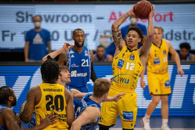Jonah Radebaugh (MHP Riesen Ludwigsburg, 12), Kamari Murphy (Fraport Skyliners, 21), MHP Riesen Ludwigsburg vs. FRAPORT SKYLINERS, Basketball, Bundesliga, easycredit BBL, 27.04.2021, MHP Riesen Ludwigsburg vs. FRAPORT SKYLINERS, Basketball, Bundesliga, easycredit BBL, 27.04.2021 Ludwigsburg Copyright: xEibner-Pressefoto SaschaxWaltherx EP_swa