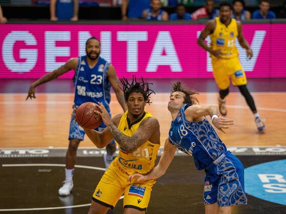 Desi Rodiguez (MHP Riesen Ludwigsburg, 20), Joe Rahon (Fraport Skyliners, 18), MHP Riesen Ludwigsburg vs. FRAPORT SKYLINERS, Basketball, Bundesliga, easycredit BBL, 27.04.2021, MHP Riesen Ludwigsburg vs. FRAPORT SKYLINERS, Basketball, Bundesliga, easycredit BBL, 27.04.2021 Ludwigsburg Copyright: xEibner-Pressefoto SaschaxWaltherx EP_swa