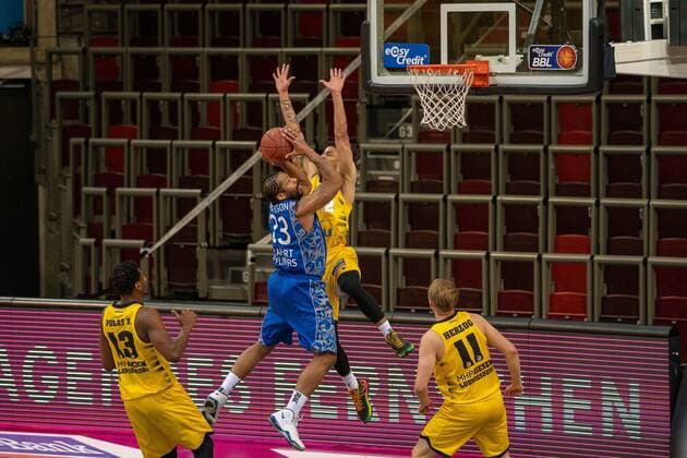 Sport Bilder des Tages Quantez Robertson (Fraport Skyliners, 23), Jonah Radebaugh (MHP Riesen Ludwigsburg, 12), MHP Riesen Ludwigsburg vs. FRAPORT SKYLINERS, Basketball, Bundesliga, easycredit BBL, 27.04.2021, MHP Riesen Ludwigsburg vs. FRAPORT SKYLINERS, Basketball, Bundesliga, easycredit BBL, 27.04.2021 Ludwigsburg Copyright: xEibner-Pressefoto SaschaxWaltherx EP_swa
