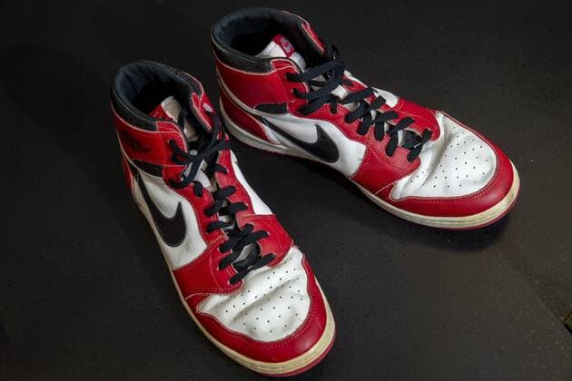 Geneva Geneve Genf (Switzerland Schweiz Suisse), 28 04 2021.- Shoes of former NBA, Basketball Herren, USA player Michael Jordan Game Worn 1985 Player Sample Air Jordan 1s estimated to sell between 100,000 and 150,000 Swiss francs (CHF), during a Sotheby s preview at the boutique Buchere, in Geneva, Switzerland, 28 April 2021. Sotheby s presents Gamers Only , a selective online auction of game-worn sneakers from some of basketball s greatest athletes until 12 May. (Baloncesto, Jordania, Suiza, Ginebra) Sotheby s auction Gamers Only !ACHTUNG: NUR REDAKTIONELLE NUTZUNG! Copyright: xSALVATORExDIxNOLFIx EA3470 0116997394st