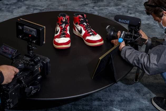 Geneva Geneve Genf (Switzerland Schweiz Suisse), 28 04 2021.- Reporters films shoes of former NBA, Basketball Herren, USA player Michael Jordan Game Worn 1985 Player Sample Air Jordan 1s estimated to sell between 100,000 and 150,000 Swiss francs (CHF), during a Sotheby s preview at the boutique Buchere, in Geneva, Switzerland, 28 April 2021. Sotheby s presents Gamers Only , a selective online auction of game-worn sneakers from some of basketball s greatest athletes until 12 May. (Baloncesto, Jordania, Suiza, Ginebra) Sotheby s auction Gamers Only !ACHTUNG: NUR REDAKTIONELLE NUTZUNG! Copyright: xSALVATORExDIxNOLFIx EA3469 0116997397st