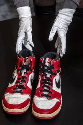 Geneva Geneve Genf (Switzerland Schweiz Suisse), 28 04 2021.- A person shows shoes of former NBA, Basketball Herren, USA player Michael Jordan Game Worn 1985 Player Sample Air Jordan 1s estimated to sell between 100,000 and 150,000 Swiss francs (CHF), during a Sotheby s preview at the boutique Buchere, in Geneva, Switzerland, 28 April 2021. Sotheby s presents Gamers Only , a selective online auction of game-worn sneakers from some of basketball s greatest athletes until 12 May. (Baloncesto, Jordania, Suiza, Ginebra) Sotheby s auction Gamers Only !ACHTUNG: NUR REDAKTIONELLE NUTZUNG! Copyright: xSALVATORExDIxNOLFIx EA3467 0116997414st