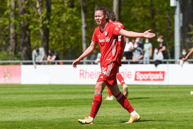 Julia Pollak (FCB II, 24) reklamiert, beschwert sich, beschweren, meckern, pessimistisch, Action, Aktion, 28.04.2021, Köln (Deutschland), Fussball, 2. Frauen-Bundesliga Süd, 1. FC Köln - Bayern München II, DFB DFL REGULATIONS PROHIBIT ANY USE OF PHOTOGRAPHS AS IMAGE SEQUENCES AND OR QUASI-VIDEO.