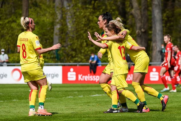 v.li.: Mandy Islacker (Köln, 8), Peggy Kuznik (Köln, 21), Alicia-Sophie Gudorf (Köln, 12), Sharon Beck (Köln, 10) freuen sich über das Tor zum 2:0 durch Sharon Beck (Köln, 10), jubeln über ein Tor, Jubel, Torjubel, Torerfolg, celebrate the goal, goal, celebration, Jubel ueber das Tor, optimistisch, Action, Aktion, 28.04.2021, Köln (Deutschland), Fussball, 2. Frauen-Bundesliga Süd, 1. FC Köln - Bayern München II, DFB DFL REGULATIONS PROHIBIT ANY USE OF PHOTOGRAPHS AS IMAGE SEQUENCES AND OR QUASI-VIDEO.