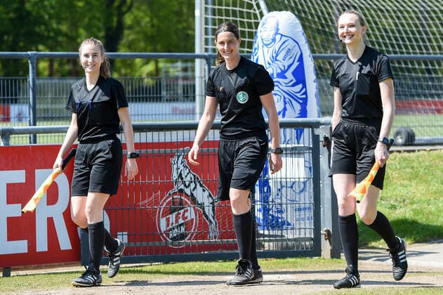 v.li.: Anika Schulz (Assistentin), Naemi Breier (Schiedsrichterin), Franziska Hilger (Assistentin) bei Spielbeginn, Aktion, Action, Spielszene, 28.04.2021, Köln (Deutschland), Fussball, 2. Frauen-Bundesliga Süd, 1. FC Köln - Bayern München II, DFB DFL REGULATIONS PROHIBIT ANY USE OF PHOTOGRAPHS AS IMAGE SEQUENCES AND OR QUASI-VIDEO.