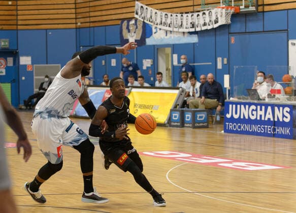 Will William Lee DANIELS (6 Eisbaeren Bremerhaven), Richard WILLIAMS (3 VfL Kirchheim Knights) ; Eisbären Bremerhaven vs VfL Kirchheim Knights, Basketball, 2. Bundesliga ProA, 29.04.2021, 5. Spieltag der Playoffs, Saison 2020 2021 ; Copyright: xErikxHillmer EIBNERx EP_ehr Eisbären Bremerhaven vs VfL Kirchheim Knights, Basketball, 2. Bundesliga ProA, 29.04.2021, 5. Spieltag der Playoffs, Saison 2020 2021 Bremerhaven Copyright: xErikxHillmer EIBNERx EP_ehr