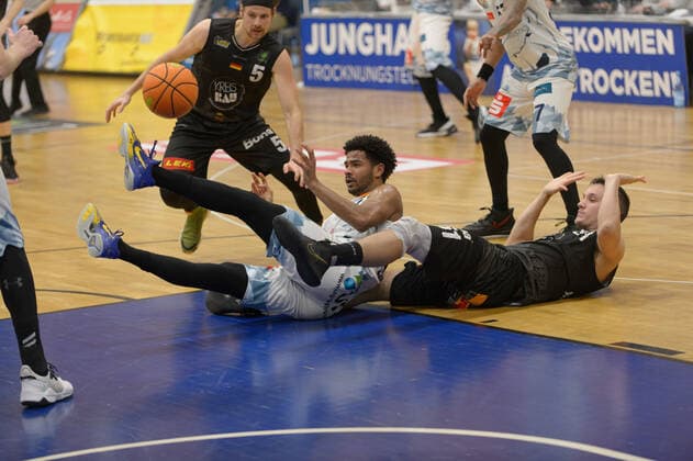 Marvin HECKEL (47 Eisbaeren Bremerhaven), Max MAHONEY (51 VfL Kirchheim Knights) ; Eisbären Bremerhaven vs VfL Kirchheim Knights, Basketball, 2. Bundesliga ProA, 29.04.2021, 5. Spieltag der Playoffs, Saison 2020 2021 ; Copyright: xErikxHillmer EIBNERx EP_ehr Eisbären Bremerhaven vs VfL Kirchheim Knights, Basketball, 2. Bundesliga ProA, 29.04.2021, 5. Spieltag der Playoffs, Saison 2020 2021 Bremerhaven Copyright: xErikxHillmer EIBNERx EP_ehr