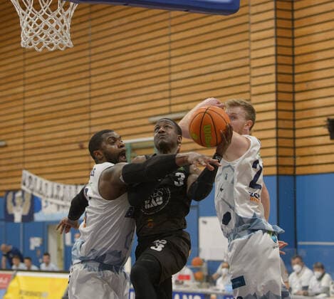 Richard WILLIAMS (3 VfL Kirchheim Knights) versucht, sich gegen Will William Lee DANIELS (6 Eisbaeren Bremerhaven) und Maximilian Ellis UGRAI (26 Eisbaeren Bremerhaven) durchzusetzen ; Eisbären Bremerhaven vs VfL Kirchheim Knights, Basketball, 2. Bundesliga ProA, 29.04.2021, 5. Spieltag der Playoffs, Saison 2020 2021 ; Copyright: xErikxHillmer EIBNERx EP_ehr Eisbären Bremerhaven vs VfL Kirchheim Knights, Basketball, 2. Bundesliga ProA, 29.04.2021, 5. Spieltag der Playoffs, Saison 2020 2021 Bremerhaven Copyright: xErikxHillmer EIBNERx EP_ehr