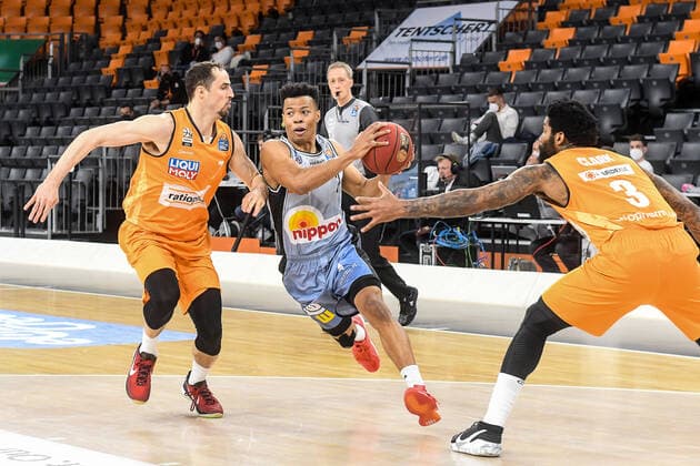 GER, BBL, ratiopharm ulm vs HAKRO Merlins Crailsheim 29.04.2021, ratiopharm arena, Neu-Ulm, GER, BBL, ratiopharm ulm vs HAKRO Merlins Crailsheim, im Bild Trae Bell-Haynes (Crailsheim, 2) setzt sich gegen John Petrucelli (Ulm, 7) und Cameron Clark (Ulm, 3) durch