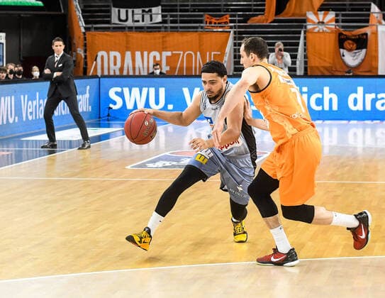 GER, BBL, ratiopharm ulm vs HAKRO Merlins Crailsheim 29.04.2021, ratiopharm arena, Neu-Ulm, GER, BBL, ratiopharm ulm vs HAKRO Merlins Crailsheim, im Bild Nimrod Hilliard IV (Crailsheim, 4), John Petrucelli (Ulm, 7), im Hintergrund Jaka Lakovic (Ulm)