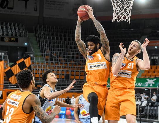 GER, BBL, ratiopharm ulm vs HAKRO Merlins Crailsheim 29.04.2021, ratiopharm arena, Neu-Ulm, GER, BBL, ratiopharm ulm vs HAKRO Merlins Crailsheim, im Bild Troy Caupain (Ulm, 23), Jamuni McNeace (Crailsheim, 17), Cameron Clark (Ulm, 3) sichert sich den Rebound, Dylan Osetkowski (Ulm, 21)