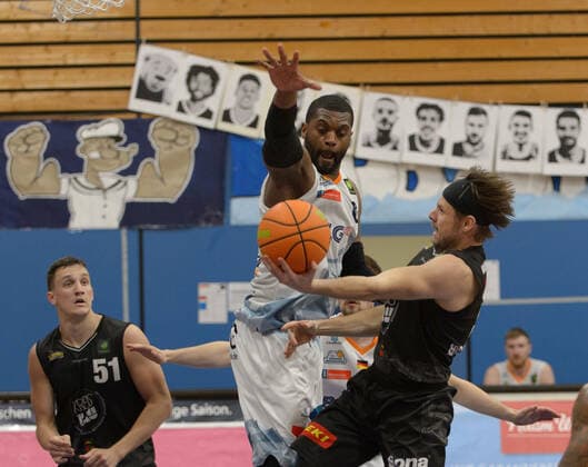 Will William Lee DANIELS (6 Eisbaeren Bremerhaven) blockt Nico BRAUNER (5 VfL Kirchheim Knights) ; Eisbären Bremerhaven vs VfL Kirchheim Knights, Basketball, 2. Bundesliga ProA, 29.04.2021, 5. Spieltag der Playoffs, Saison 2020 2021 ; Copyright: xErikxHillmer EIBNERx EP_ehr Eisbären Bremerhaven vs VfL Kirchheim Knights, Basketball, 2. Bundesliga ProA, 29.04.2021, 5. Spieltag der Playoffs, Saison 2020 2021 Bremerhaven Copyright: xErikxHillmer EIBNERx EP_ehr