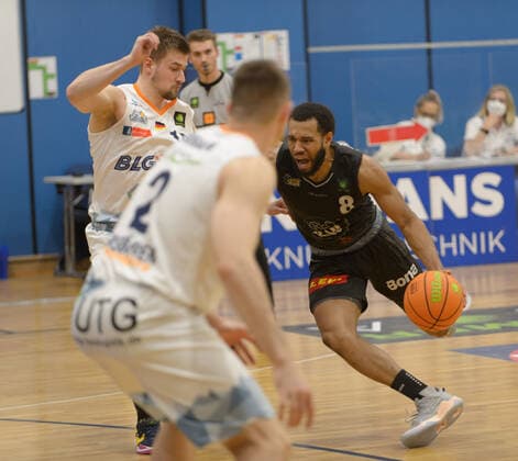 Leon HOPPE (15 Eisbaeren Bremerhaven), Joshua David BROWN (2 Eisbaeren Bremerhaven), Kyle Mitchel LEUFROY (8 VfL Kirchheim Knights) ; Eisbären Bremerhaven vs VfL Kirchheim Knights, Basketball, 2. Bundesliga ProA, 29.04.2021, 5. Spieltag der Playoffs, Saison 2020 2021 ; Copyright: xErikxHillmer EIBNERx EP_ehr Eisbären Bremerhaven vs VfL Kirchheim Knights, Basketball, 2. Bundesliga ProA, 29.04.2021, 5. Spieltag der Playoffs, Saison 2020 2021 Bremerhaven Copyright: xErikxHillmer EIBNERx EP_ehr
