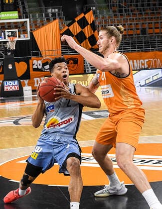 GER, BBL, ratiopharm ulm vs HAKRO Merlins Crailsheim 29.04.2021, ratiopharm arena, Neu-Ulm, GER, BBL, ratiopharm ulm vs HAKRO Merlins Crailsheim, im Bild Trae Bell-Haynes (Crailsheim, 2) versucht sich gegen Dylan Osetkowski (Ulm, 21) durchzusetzen