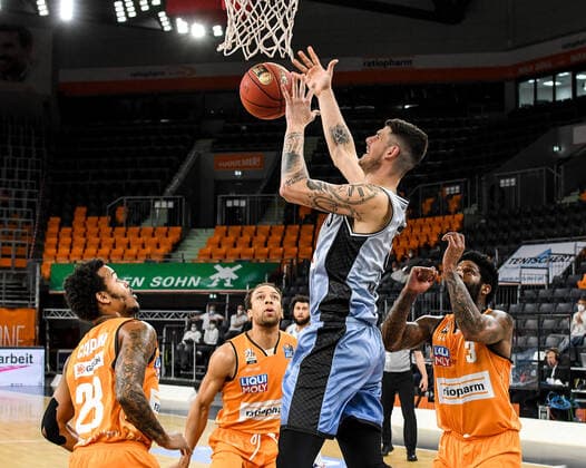 GER, BBL, ratiopharm ulm vs HAKRO Merlins Crailsheim 29.04.2021, ratiopharm arena, Neu-Ulm, GER, BBL, ratiopharm ulm vs HAKRO Merlins Crailsheim, im Bild Bogdan Radosavljevic (Crailsheim, 15) holt sich den Rebound gegen Troy Caupain (Ulm, 23), Demitrius Conger (Ulm, 1) und Cameron Clark (Ulm, 3)