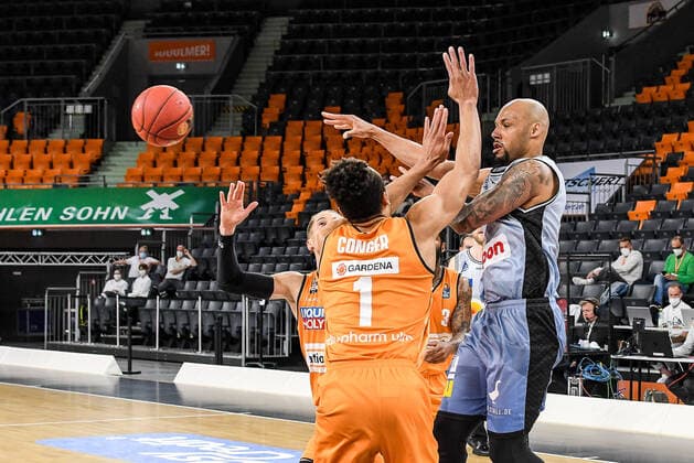 GER, BBL, ratiopharm ulm vs HAKRO Merlins Crailsheim 29.04.2021, ratiopharm arena, Neu-Ulm, GER, BBL, ratiopharm ulm vs HAKRO Merlins Crailsheim, im Bild Maurice Stuckey (Crailsheim, 3) kann von Demitrius Conger (Ulm, 1) und Thomas Klepeisz (Ulm, 22) nicht am Zuspiel gehindert werden