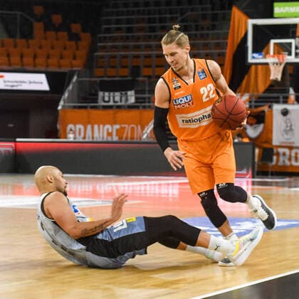 GER, BBL, ratiopharm ulm vs HAKRO Merlins Crailsheim 29.04.2021, ratiopharm arena, Neu-Ulm, GER, BBL, ratiopharm ulm vs HAKRO Merlins Crailsheim, im Bild Maurice Stuckey (Crailsheim, 3) foult Thomas Klepeisz (Ulm, 22) und kommt dabei selbst zu fall