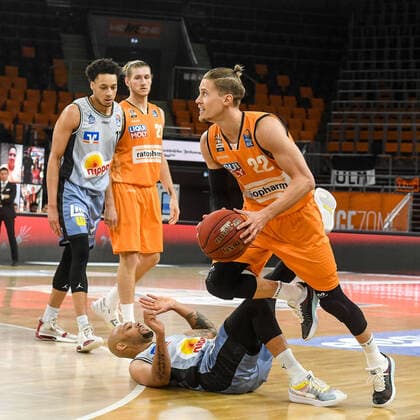 GER, BBL, ratiopharm ulm vs HAKRO Merlins Crailsheim 29.04.2021, ratiopharm arena, Neu-Ulm, GER, BBL, ratiopharm ulm vs HAKRO Merlins Crailsheim, im Bild Maurice Stuckey (Crailsheim, 3) foult Thomas Klepeisz (Ulm, 22) und kommt dabei selbst zu fall, im Hintergrund Jamuni McNeace (Crailsheim, 17) und Dylan Osetkowski (Ulm, 21)