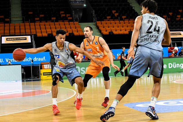 GER, BBL, ratiopharm ulm vs HAKRO Merlins Crailsheim 29.04.2021, ratiopharm arena, Neu-Ulm, GER, BBL, ratiopharm ulm vs HAKRO Merlins Crailsheim, im Bild John Petrucelli (Ulm, 7) stört den Spielaufbau von Trae Bell-Haynes (Crailsheim, 2), Jeremy Jones (Crailsheim, 24)