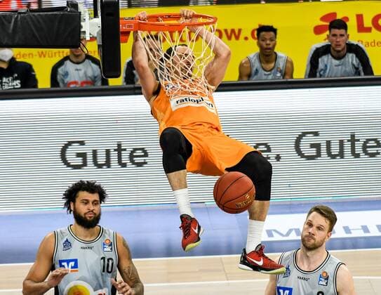 GER, BBL, ratiopharm ulm vs HAKRO Merlins Crailsheim 29.04.2021, ratiopharm arena, Neu-Ulm, GER, BBL, ratiopharm ulm vs HAKRO Merlins Crailsheim, im Bild John Petrucelli (Ulm, 7) hängt nach einem Korberfolg am Ring, Jermaine Haley Jr (Crailsheim, 10), Fabian Bleck (Crailsheim, 9)