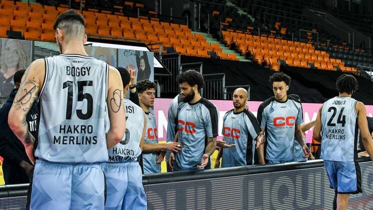 GER, BBL, ratiopharm ulm vs HAKRO Merlins Crailsheim 29.04.2021, ratiopharm arena, Neu-Ulm, GER, BBL, ratiopharm ulm vs HAKRO Merlins Crailsheim, im Bild Crailsheimer Spieler vor Spielbeginn, Bogdan Radosavljevic (Crailsheim, 15), Jermaine Haley Jr (Crailsheim, 10), Maurice Stuckey (Crailsheim, 3), Jamuni McNeace (Crailsheim, 17), Jeremy Jones (Crailsheim, 24)