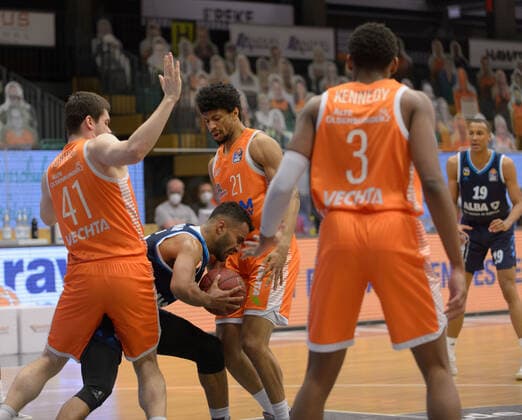 Will VORHEES (41 Rasta Vechta), Johannes THIEMANN (32 Alba Berlin), Jordan BARNETT (21 Rasta Vechta) kämpfen um den Ball ; Rasta Vechta vs Alba Berlin, Basketball, easyCredit BBL Bundesliga, 30.04.2021, 31. Spieltag, Saison 2020 2021 ; Copyright: xErikxHillmer EIBNERx EP_ehr Rasta Vechta vs Alba Berlin, Basketball, easyCredit BBL Bundesliga, 30.04.2021, 31. Spieltag, Saison 2020 2021 Vechta Copyright: xErikxHillmer EIBNERx EP_ehr
