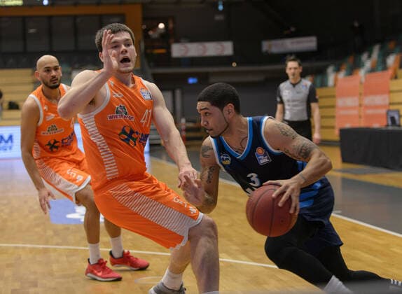 Peyton SIVA (3 Alba Berlin) versucht an Will VORHEES (41 Rasta Vechta) vorbeizuziehen ; Rasta Vechta vs Alba Berlin, Basketball, easyCredit BBL Bundesliga, 30.04.2021, 31. Spieltag, Saison 2020 2021 ; Copyright: xErikxHillmer EIBNERx EP_ehr Rasta Vechta vs Alba Berlin, Basketball, easyCredit BBL Bundesliga, 30.04.2021, 31. Spieltag, Saison 2020 2021 Vechta Copyright: xErikxHillmer EIBNERx EP_ehr