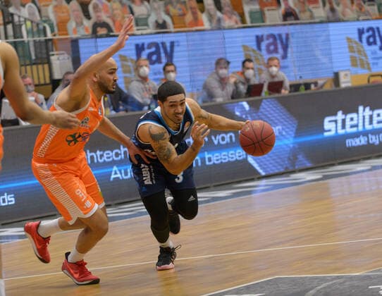 Peyton SIVA (3 Alba Berlin) versucht an Stefan PENO (4 Rasta Vechta) vorbei zu ziehen ; Rasta Vechta vs Alba Berlin, Basketball, easyCredit BBL Bundesliga, 30.04.2021, 31. Spieltag, Saison 2020 2021 ; Copyright: xErikxHillmer EIBNERx EP_ehr Rasta Vechta vs Alba Berlin, Basketball, easyCredit BBL Bundesliga, 30.04.2021, 31. Spieltag, Saison 2020 2021 Vechta Copyright: xErikxHillmer EIBNERx EP_ehr