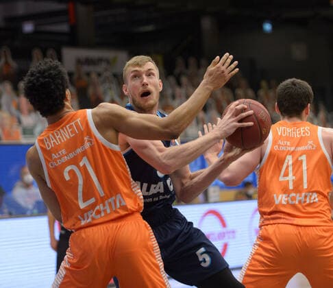 Jordan BARNETT (21 Rasta Vechta), Niels GIFFEY (5 Alba Berlin) ; Rasta Vechta vs Alba Berlin, Basketball, easyCredit BBL Bundesliga, 30.04.2021, 31. Spieltag, Saison 2020 2021 ; Copyright: xErikxHillmer EIBNERx EP_ehr Rasta Vechta vs Alba Berlin, Basketball, easyCredit BBL Bundesliga, 30.04.2021, 31. Spieltag, Saison 2020 2021 Vechta Copyright: xErikxHillmer EIBNERx EP_ehr