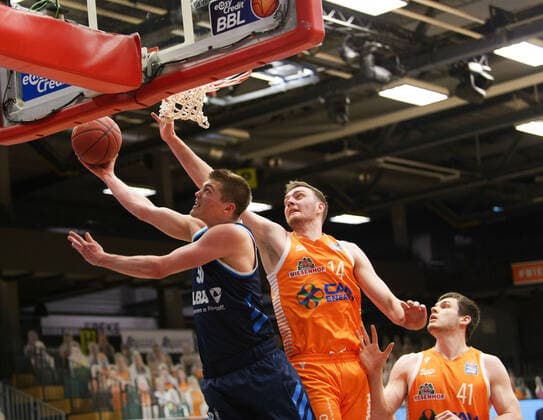 Ben LAMMERS (50 Alba Berlin) beim Korbleger gegen Philipp HERKENHOFF (14 Rasta Vechta) ; Rasta Vechta vs Alba Berlin, Basketball, easyCredit BBL Bundesliga, 30.04.2021, 31. Spieltag, Saison 2020 2021 ; Copyright: xErikxHillmer EIBNERx EP_ehr Rasta Vechta vs Alba Berlin, Basketball, easyCredit BBL Bundesliga, 30.04.2021, 31. Spieltag, Saison 2020 2021 Vechta Copyright: xErikxHillmer EIBNERx EP_ehr