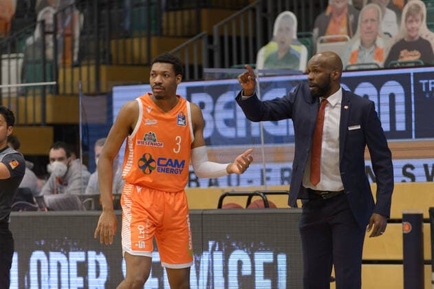 Derrick ALLEN (Trainer Cheftrainer Headcoach Rasta Vechta) gibt Sha™Markus Sha Markus KENNEDY (3 Rasta Vechta) Anweisungen ; Rasta Vechta vs Alba Berlin, Basketball, easyCredit BBL Bundesliga, 30.04.2021, 31. Spieltag, Saison 2020 2021 ; Copyright: xErikxHillmer EIBNERx EP_ehr Rasta Vechta vs Alba Berlin, Basketball, easyCredit BBL Bundesliga, 30.04.2021, 31. Spieltag, Saison 2020 2021 Vechta Copyright: xErikxHillmer EIBNERx EP_ehr