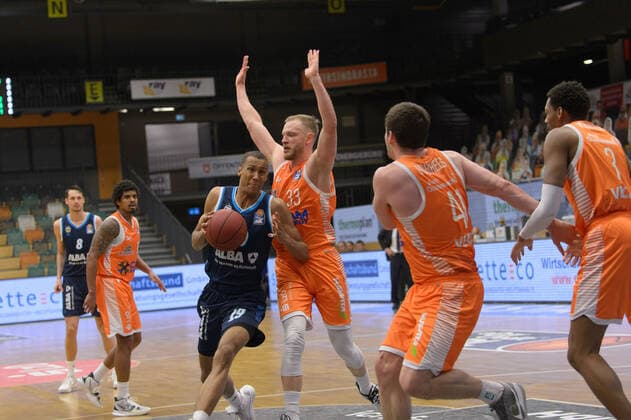 Louis OLINDE (19 Alba Berlin), Robin CHRISTEN (33 Rasta Vechta) ; Rasta Vechta vs Alba Berlin, Basketball, easyCredit BBL Bundesliga, 30.04.2021, 31. Spieltag, Saison 2020 2021 ; Copyright: xErikxHillmer EIBNERx EP_ehr Rasta Vechta vs Alba Berlin, Basketball, easyCredit BBL Bundesliga, 30.04.2021, 31. Spieltag, Saison 2020 2021 Vechta Copyright: xErikxHillmer EIBNERx EP_ehr