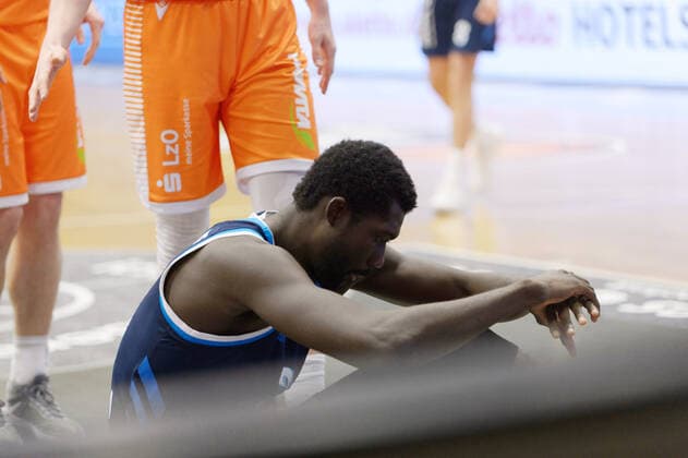 Christ KOUMADJE (21 Alba Berlin) sitzt frustriert auf dem Boden ; Rasta Vechta vs Alba Berlin, Basketball, easyCredit BBL Bundesliga, 30.04.2021, 31. Spieltag, Saison 2020 2021 ; Copyright: xErikxHillmer EIBNERx EP_ehr Rasta Vechta vs Alba Berlin, Basketball, easyCredit BBL Bundesliga, 30.04.2021, 31. Spieltag, Saison 2020 2021 Vechta Copyright: xErikxHillmer EIBNERx EP_ehr