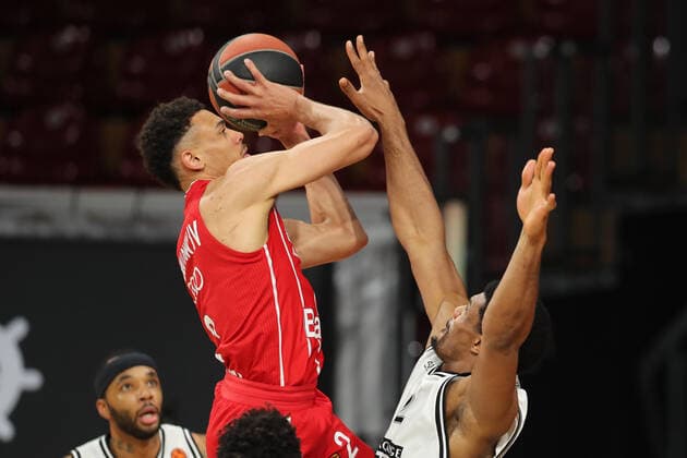 Wade Baldwin IV (Muenchen) und Zach Leday (Mailand) GER, FC Bayern Basketball - Armani Olimpia Mailand, Basketball, EuroLeague Viertelfinale Spiel 4, Saison 2020 2021, 30.04.2021, GER, FC Bayern Basketball - Armani Olimpia Mailand, Basketball, EuroLeague Viertelfinale Spiel 4, Saison 2020 2021, 30.04.2021, Muenchen Copyright: xEIBNER MarcelxEngelbrechtx EP_EER