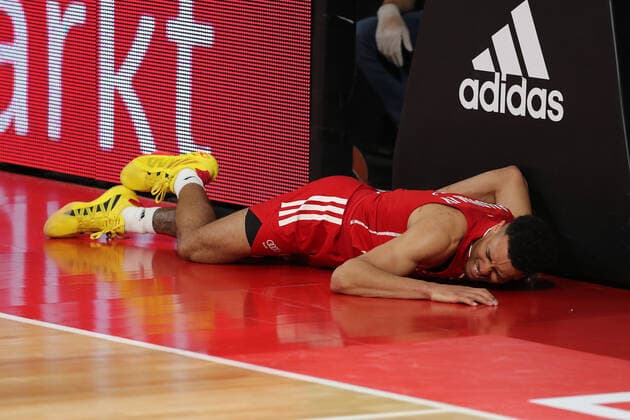 Wade Baldwin IV (Muenchen) liegt verletzt am Boden GER, FC Bayern Basketball - Armani Olimpia Mailand, Basketball, EuroLeague Viertelfinale Spiel 4, Saison 2020 2021, 30.04.2021, GER, FC Bayern Basketball - Armani Olimpia Mailand, Basketball, EuroLeague Viertelfinale Spiel 4, Saison 2020 2021, 30.04.2021, Muenchen Copyright: xEIBNER MarcelxEngelbrechtx EP_EER