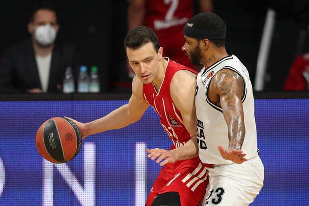 Zan Sisko (Muenchen) im Zweikampf mit Malcolm Delaney (Mailand) GER, FC Bayern Basketball - Armani Olimpia Mailand, Basketball, EuroLeague Viertelfinale Spiel 4, Saison 2020 2021, 30.04.2021, GER, FC Bayern Basketball - Armani Olimpia Mailand, Basketball, EuroLeague Viertelfinale Spiel 4, Saison 2020 2021, 30.04.2021, Muenchen Copyright: xEIBNER MarcelxEngelbrechtx EP_EER